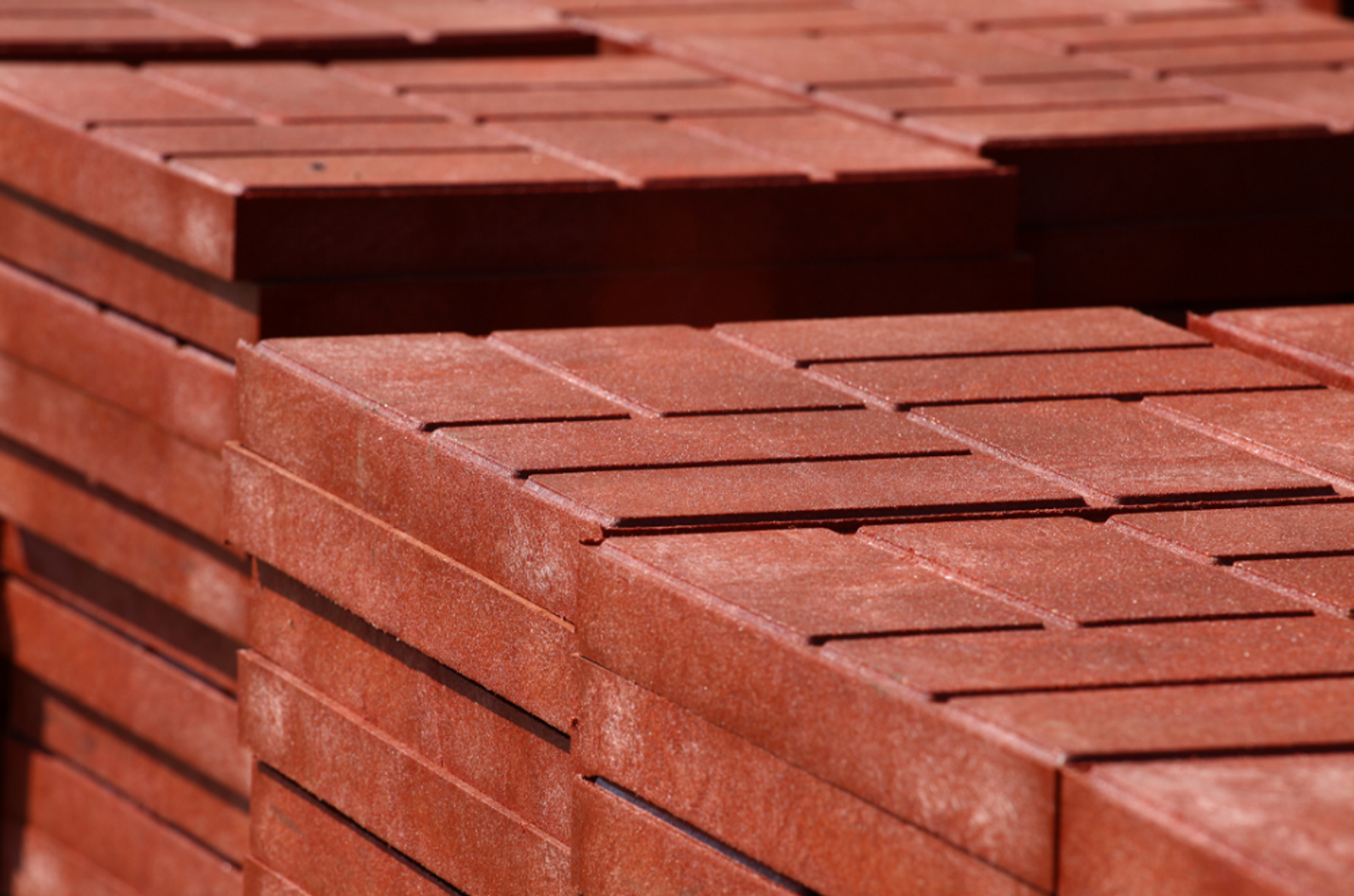 Что представляет собой полимерпесчаная тротуарная плитка