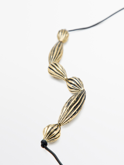 Massimo Dutti Ожерелье с подвеской в форме зерен какао, золотистый