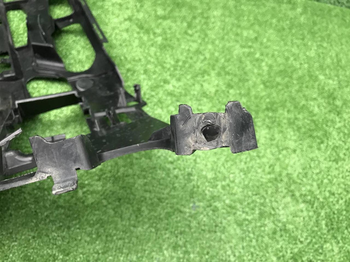 Кронштейн переднего бампера BMW 5er G30 (17-20)