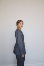 Приталенный двубортный пиджак с объемными плечами, Серый