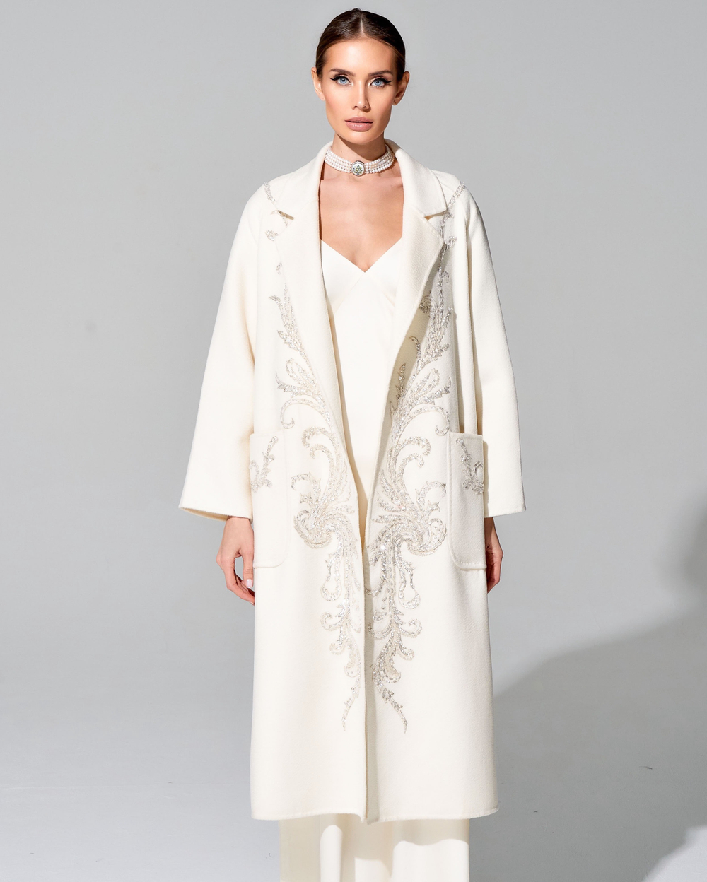 Пальто из 100% кашемира с вышивкой ручной работы