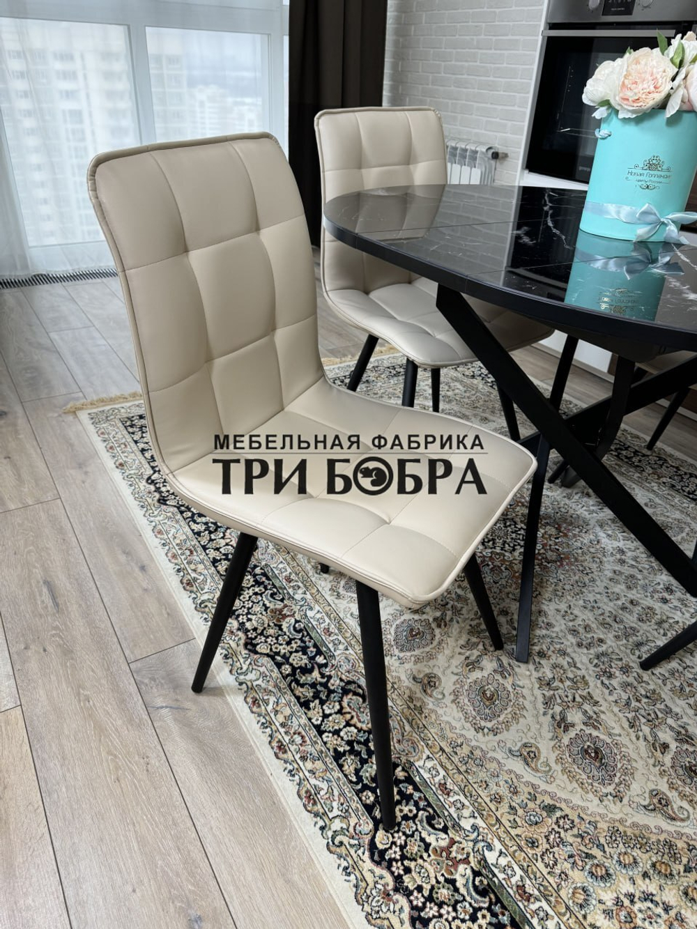 Круглый стеклянный раздвижной стол "Черный оникс" и стулья "ГУЧИ" ваниль