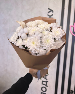 Букет из белой хризантемы, натурального хлопка, лагуруса