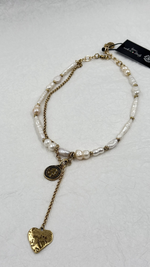 Колье асимметричное с барочным жемчугом, монетой и плоским "мятым" сердцем, оттенок золото