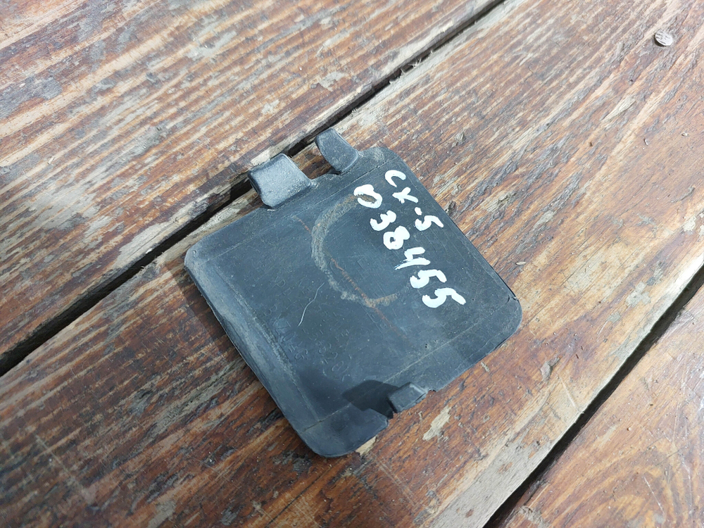 Заглушка буксировочного крюка Mazda CX-5 2 (KF) 17-21 Б/У Оригинал KB8A50EK1