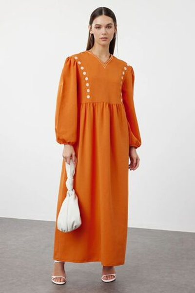 Плиточное платье из тканого льна с V-образным вырезом и деталями TCTSS24EB00139