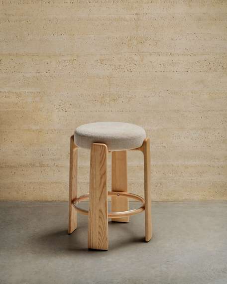 Полубарный табурет Granite 65 см, бежевый шенилл, массив ясеня в натуральном цвете