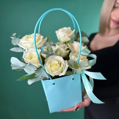 Букет цветов с белыми розами в сумочке