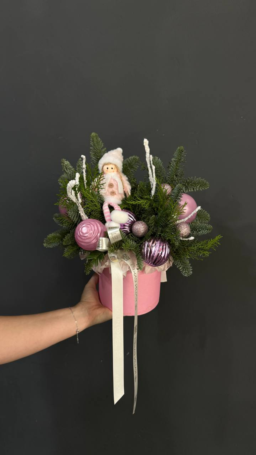 Новогодняя композиция из нобилиса с розовым декором