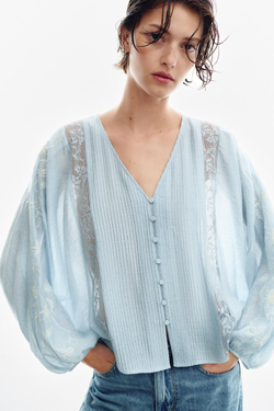 ZARA БЛУЗА С КОНТРАСТНОЙ ВЫШИВКОЙ, ПАСТЕЛЬНО-СИНИЙ