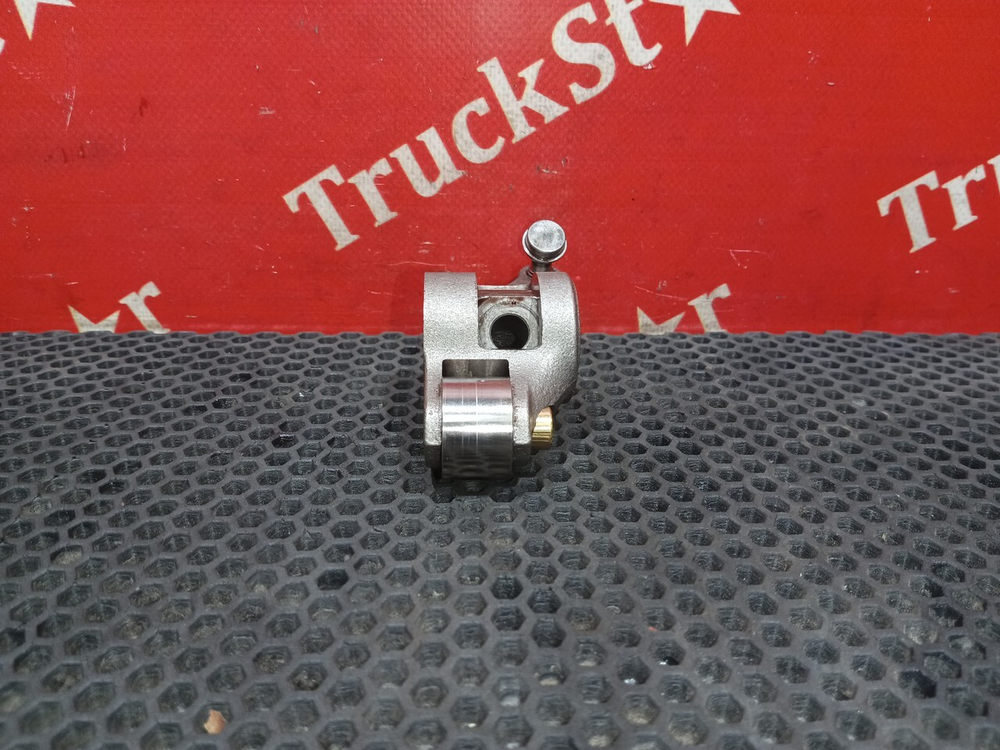 Коромысло впускного клапана 2024г.