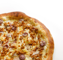 Пицца с беконом и луком фри