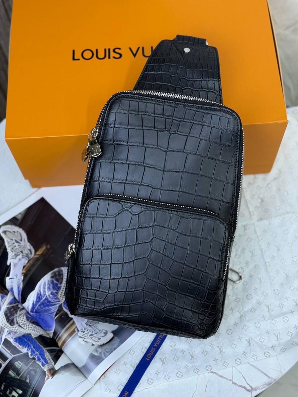 Сумка-мессенджер Louis Vuitton из кожи крокодила