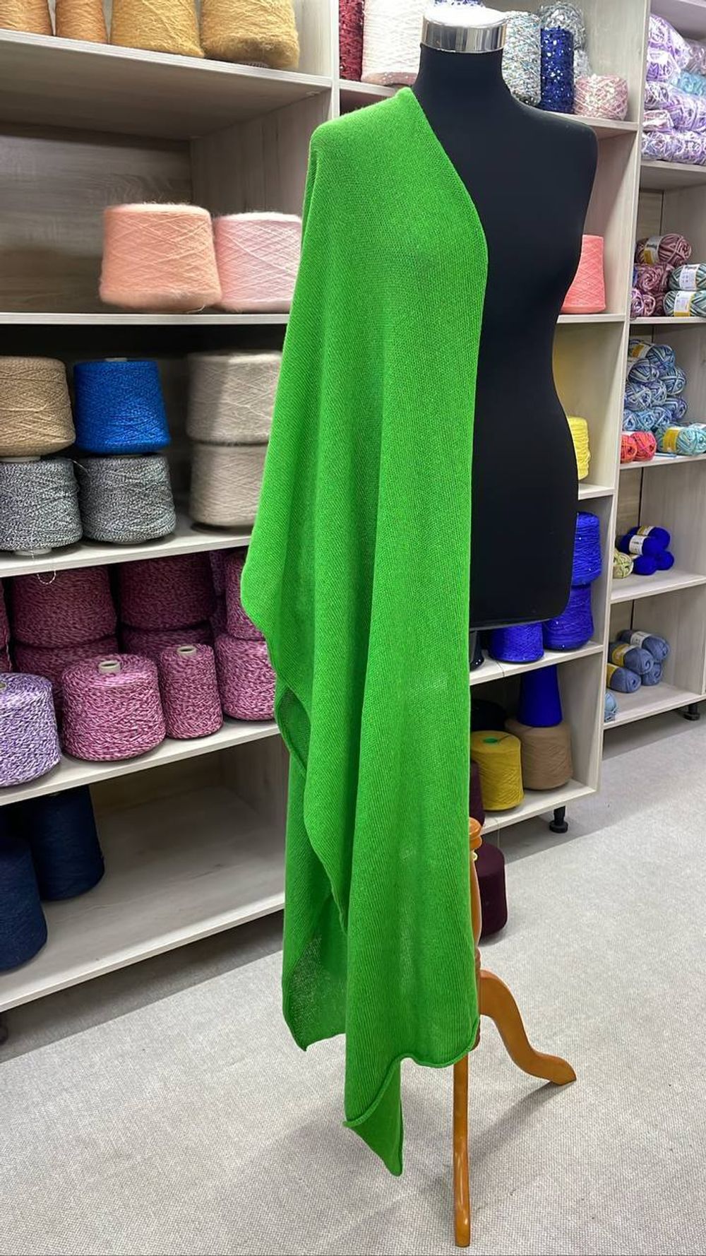 Нежный палантин из мериносовой пряжи "Неоновый лайм"