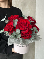 Коробочка из красных роз с эвкалиптом