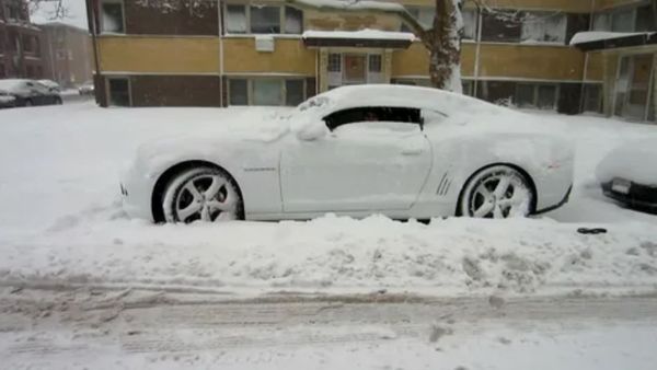 Снегоуборочная машина повредила авто: сколько можно взыскать и пошаговая инструкция