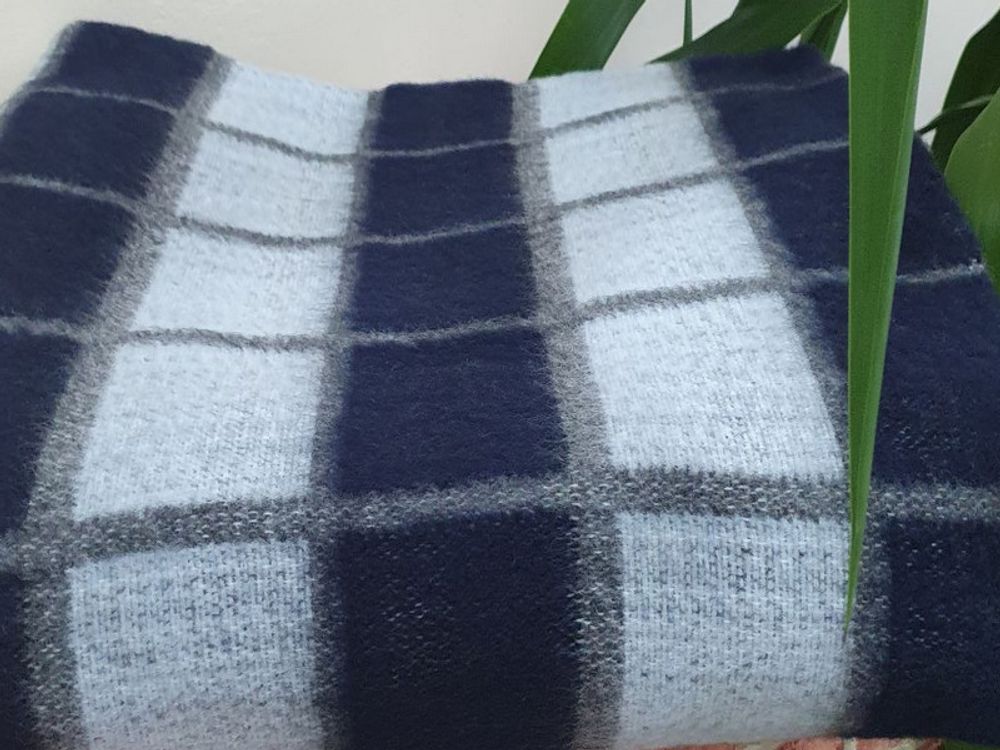 Одеяло полушерстяное "ВВ. СЕРО-СИНЯЯ КЛЕТКА С ГОЛУБЫМ-2" ОПШ-1, 50% шерсть, плотность 400 г/м2, Россия.