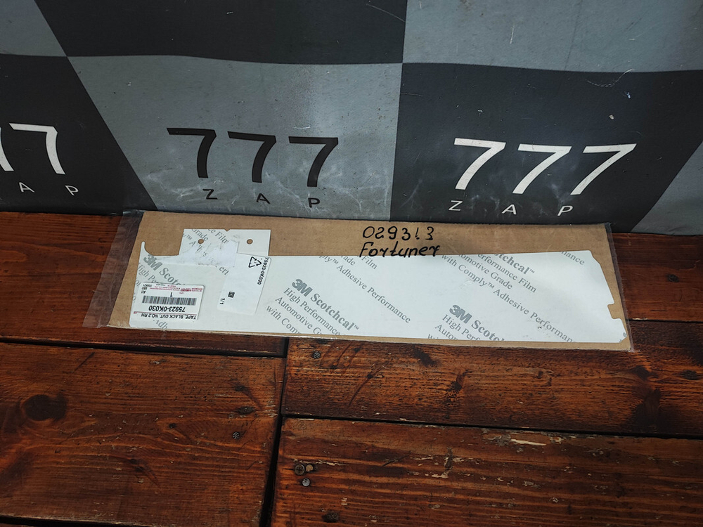 Наклейка двери задней правой Hilux 8 Новая Оригинал 759230K030