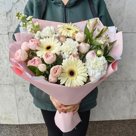 Авторский букет с белыми герберами