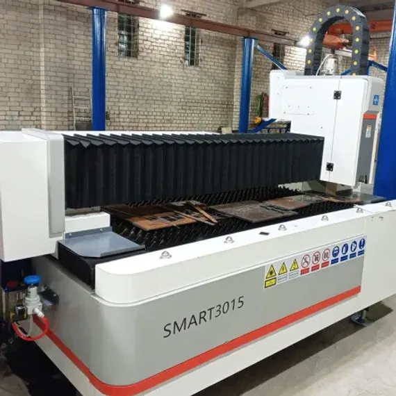 Базовый лазерный станок HGTECH SMART3015 3 кВт для резки листов металла