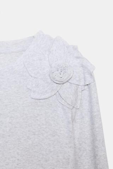 ZARA ФУТБОЛКА С ЦВЕТАМИ СПЕРЕДИ, СЕРЫЙ МЕЛАНЖ