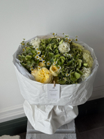 Букет из кустовых пионовивидных роз, гортензии, лизиантуса и ромашки