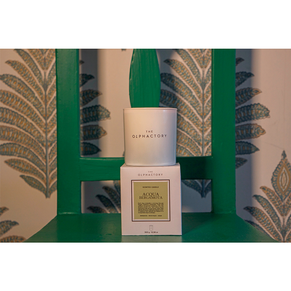 Свеча ароматическая the olphactory, white insignia, acqua bergamota, 60 ч