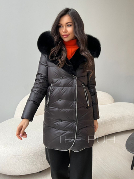 Черный удлиненный пуховик с декоративной молнией и капюшоном с мехом