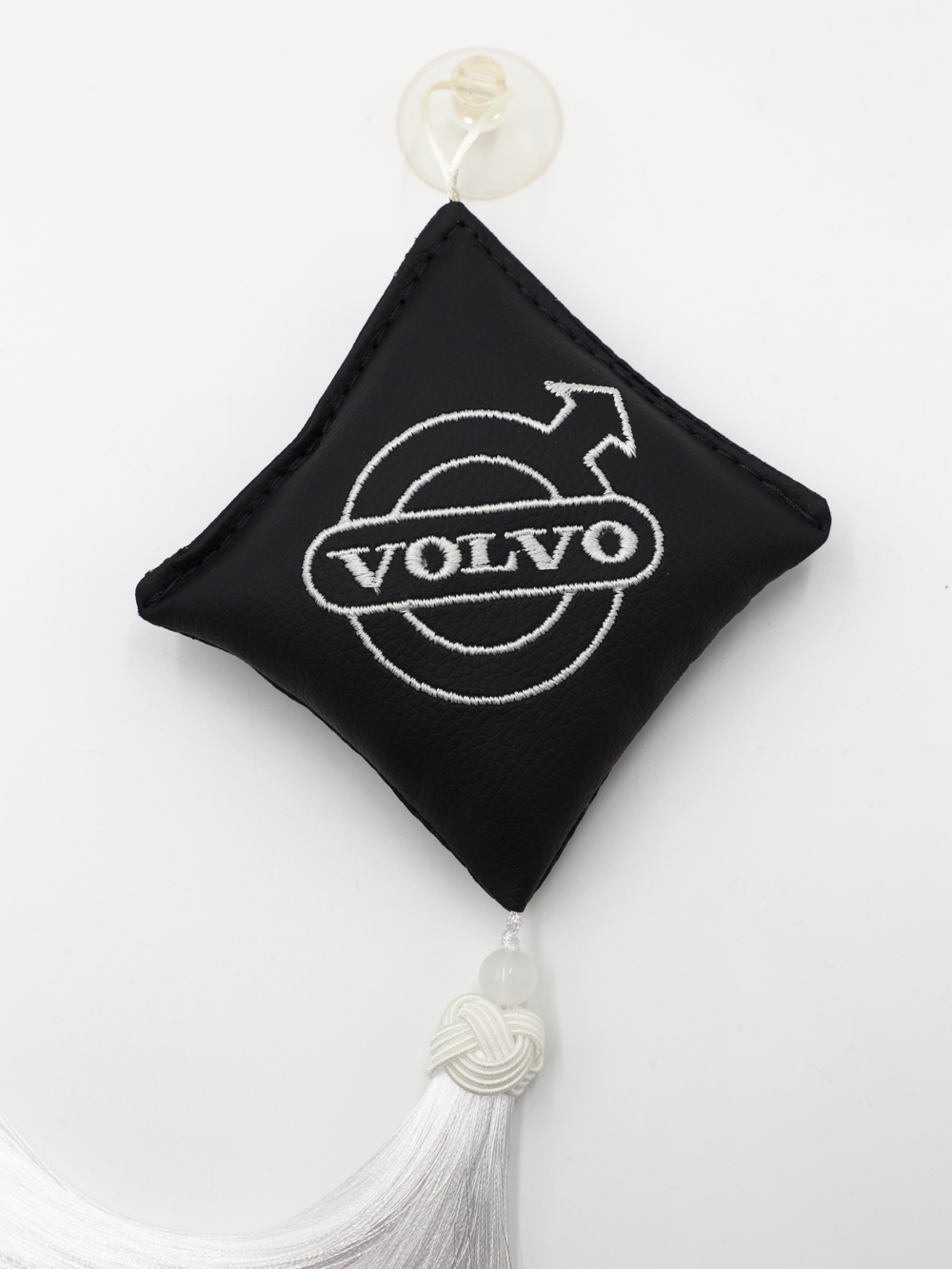 Ромб объемный на присоске VOLVO (экокожа, черный, белая вышивка, кисть)