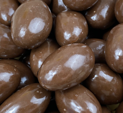 Финик с миндалем в молочной кондитерской глазури 100г