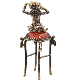 Народные промыслы AM-1090 Фигурка «Лягушка на табуретке» (латунь, янтарь)