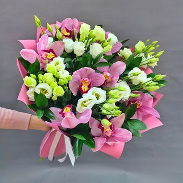 Авторский букет с орхидеями и эустомами