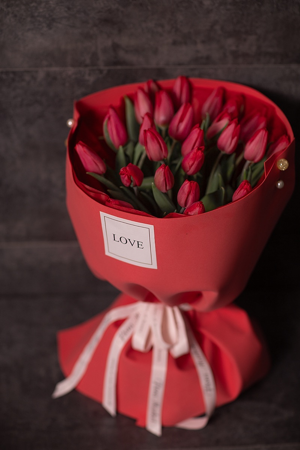 Красные тюльпаны в авторском оформлении Флора Маркет