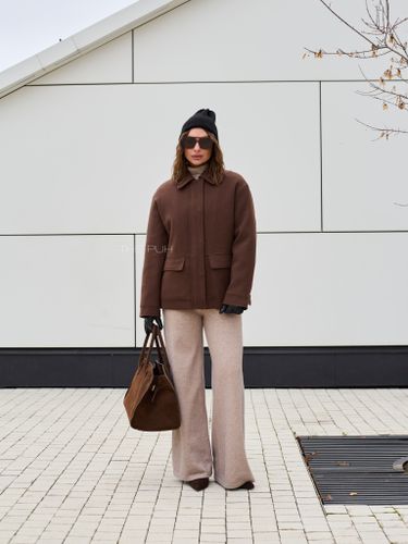 Коричневая куртка с меховым воротником