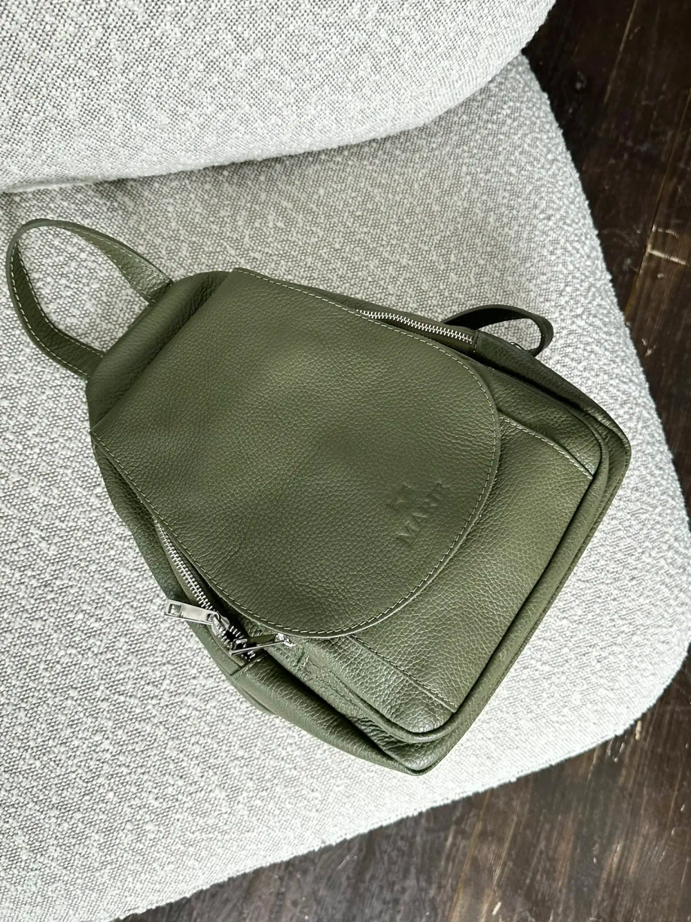 Женский городской рюкзак из натуральной кожи цвет оливковый