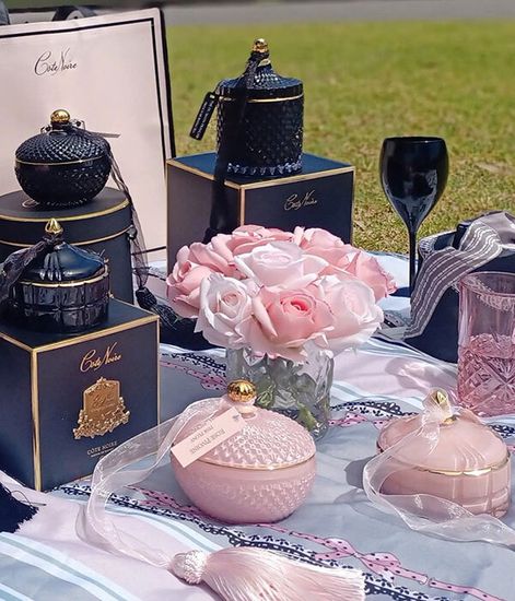 Букет пионов, круглая розовая свеча Арт-деко с кисточкой, Cote Noire