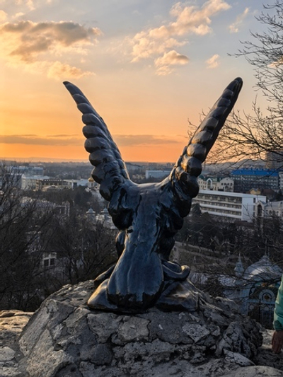 Скульптура орла, терзающего змею