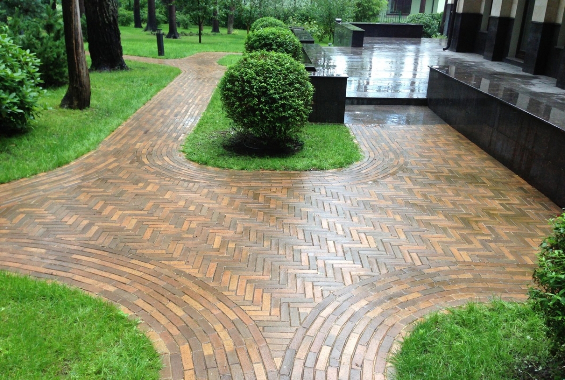 Принципы сочетания плитки с другими элементами в ландшафтном дизайне