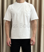 Белая футболка Prada с треугольной нашивкой на грудном кармане