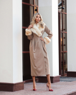 Женское двубортное шерстяное пальто с меховой отделкой