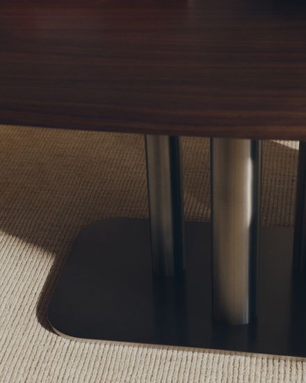 Стол Melvar из орехового шпона с основанием из матовой нержавеющей стали 220 x 110