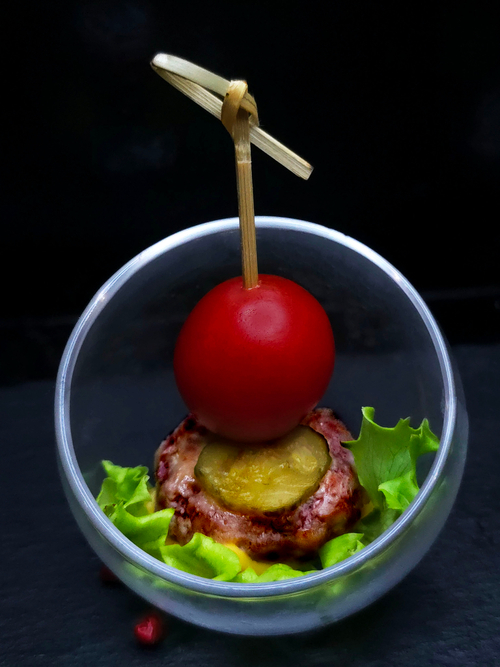 Канапе с мини оладушкой из мраморной говядины с сыром