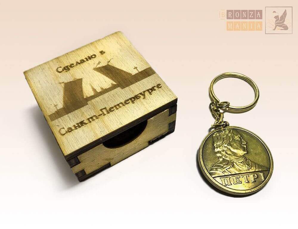 коробка из дерева под брелоки и значки