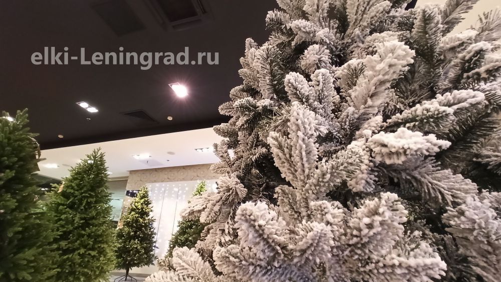 Заснеженная ель с гирляндой «Барокко» холодный свет (Литая+пвх) 210 см / 2,1 м
