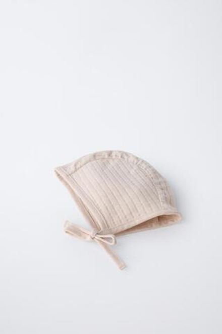 ZARA КОМПЛЕКТ ИЗ ЧЕПЧИКА И НАГРУДНИКА, КОСТЯНОЙ