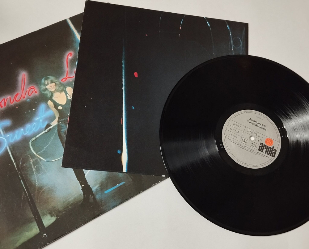 Винтажная виниловая пластинка LP Amanda Lear Sweet Revenge (Germany 1978) (Poster) (Club Edition)