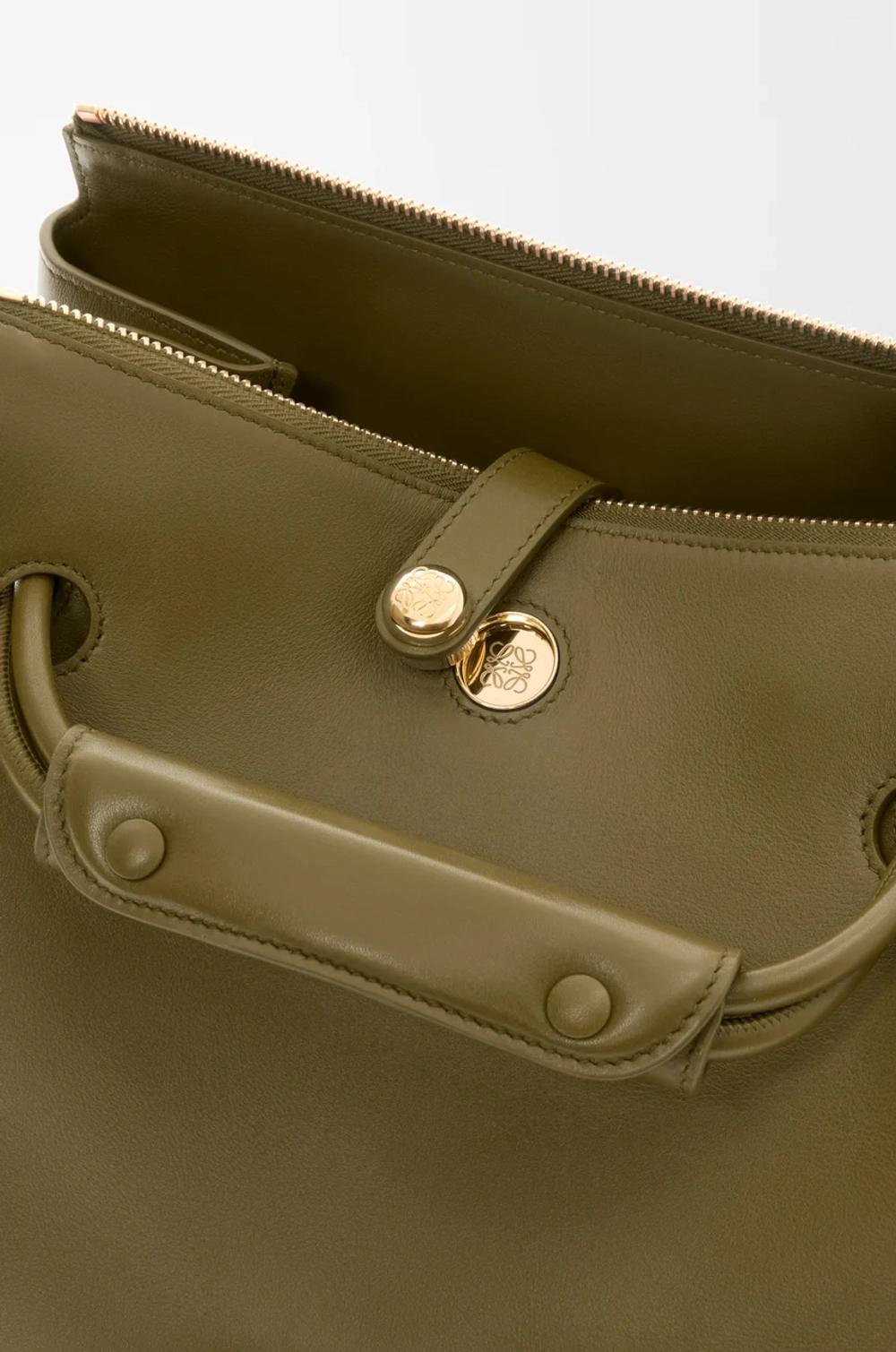 Loewe Сумка Madrid среднего размера из мягкой телячьей кожи, оливковый