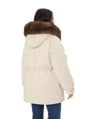 Молочная пуховая парка с мехом