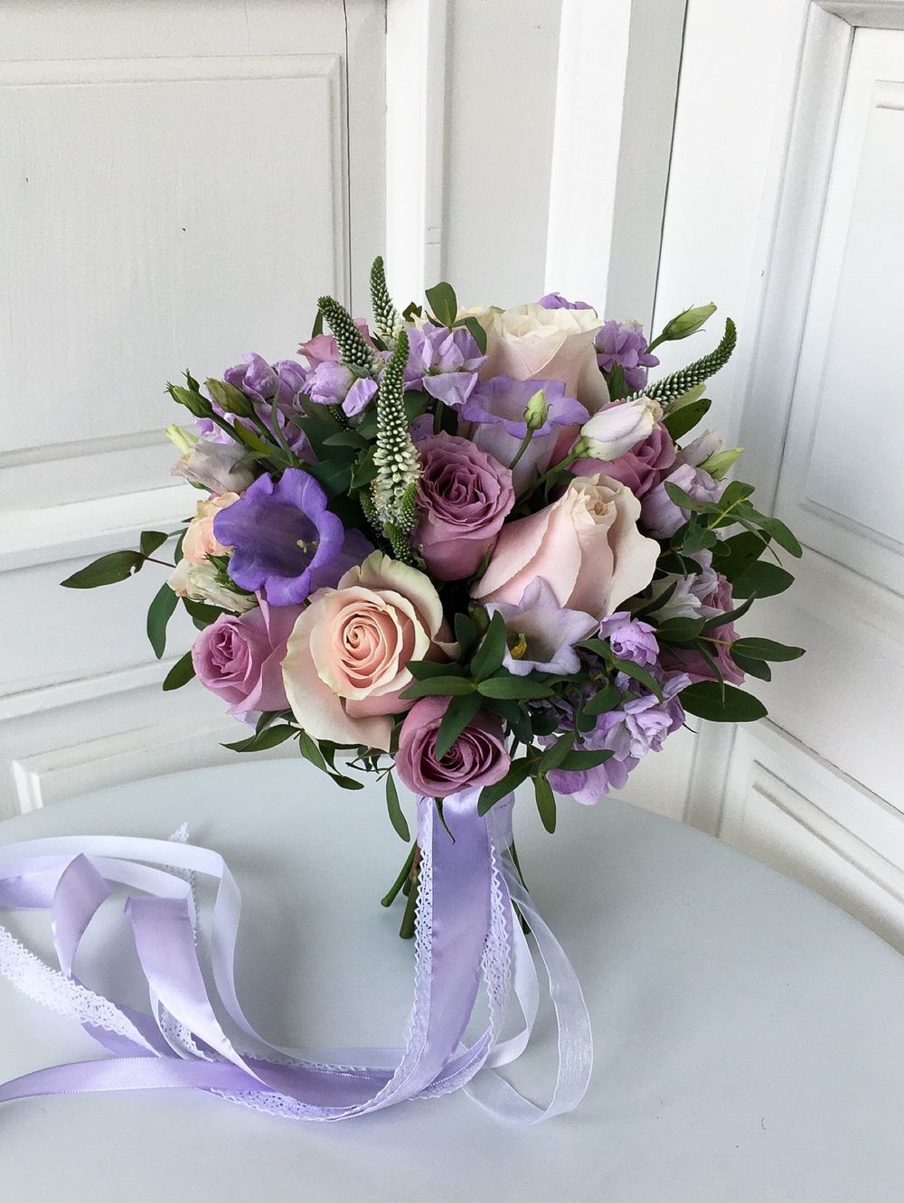 Свадебный букет из роз, маттиолы и зелени