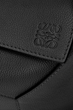 Loewe Маленькая сумка Puzzle Edge из мягкой зернистой телячьей кожи, черный